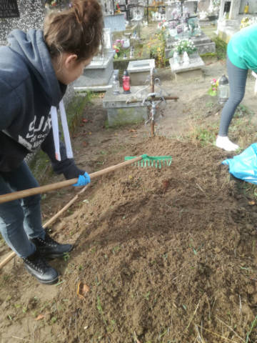 Porządkowanie opuszczonych grobów na cmentarzu w Iłowie - Obrazek 3