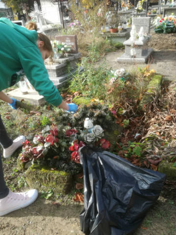 Porządkowanie opuszczonych grobów na cmentarzu w Iłowie - Obrazek 4