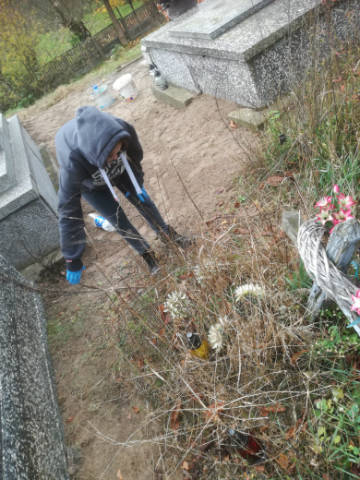 Porządkowanie opuszczonych grobów na cmentarzu w Iłowie - Obrazek 1