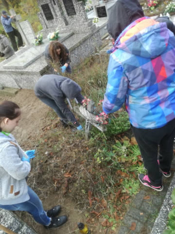 Porządkowanie opuszczonych grobów na cmentarzu w Iłowie - Obrazek 2