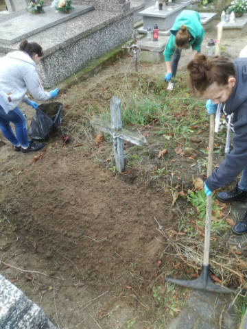 Porządkowanie opuszczonych grobów na cmentarzu w Iłowie - Obrazek 5
