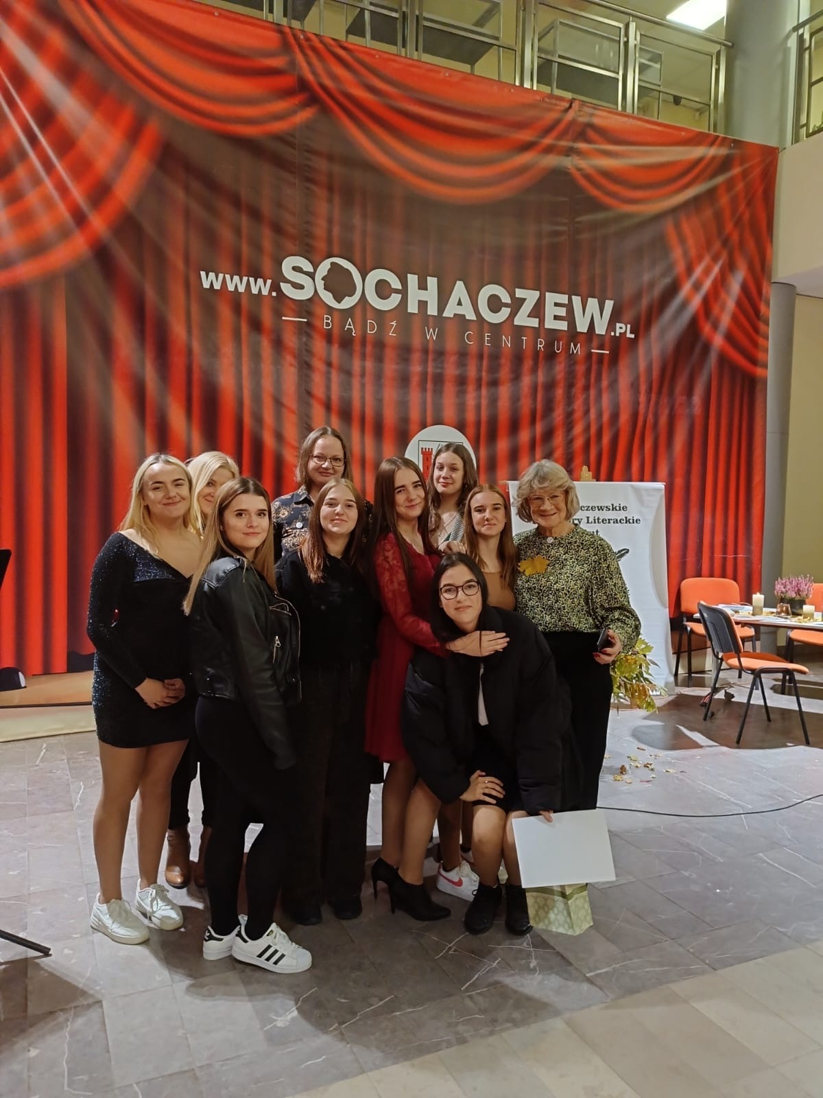 JESIENNE IMPRESJE I POEZJA SZYMBORSKIEJ W MIEJSKIEJ BIBLIOTECE PUBLICZNEJ W SOCHACZEWIE - Obrazek 1