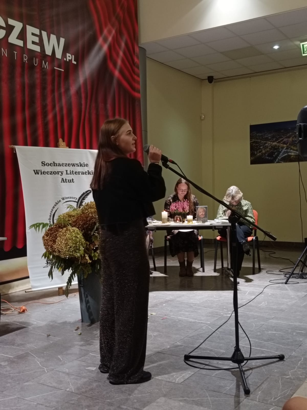 JESIENNE IMPRESJE I POEZJA SZYMBORSKIEJ W MIEJSKIEJ BIBLIOTECE PUBLICZNEJ W SOCHACZEWIE - Obrazek 2